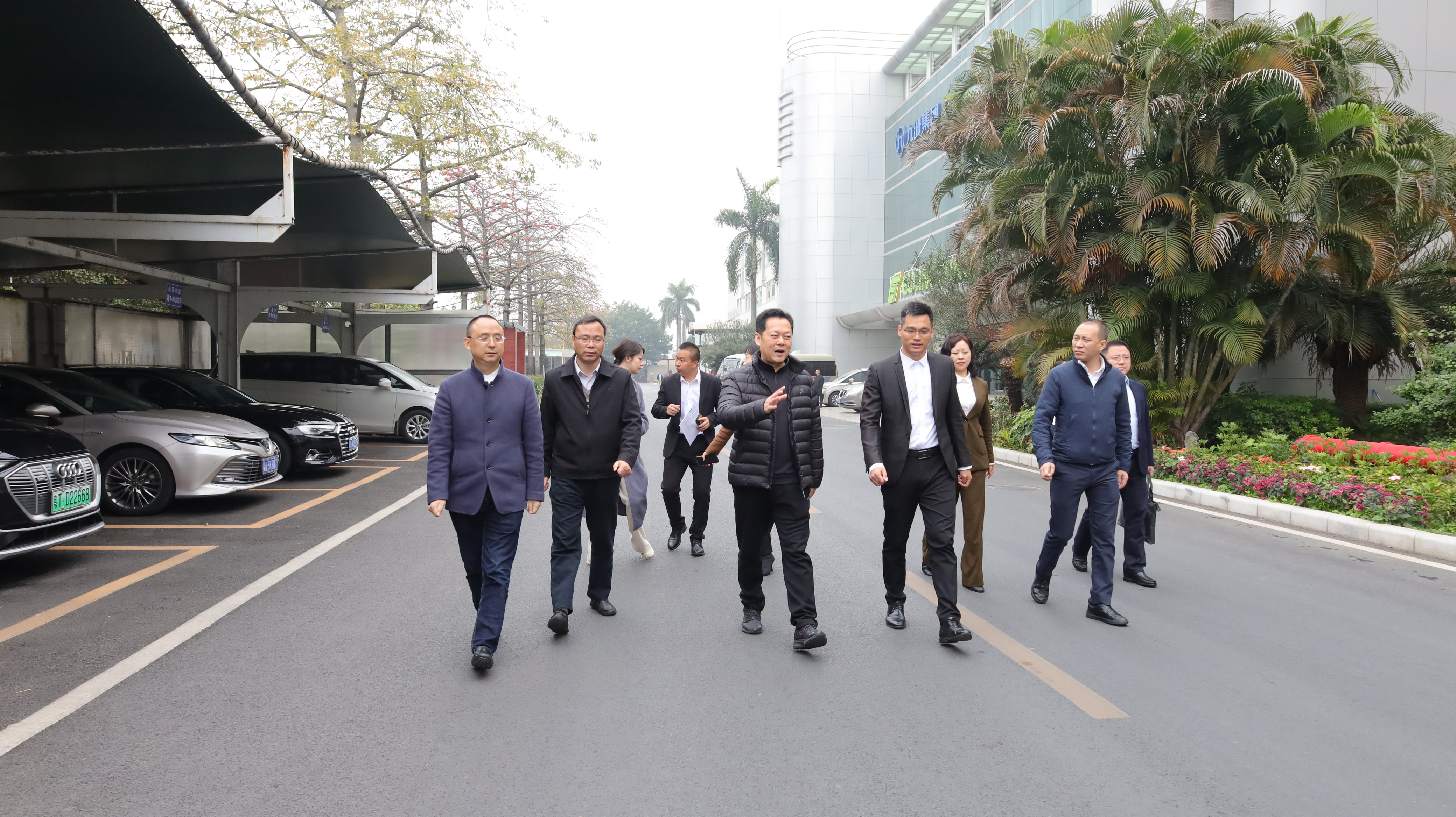 绵阳市副市长一行莅临55世纪电子考察调研 